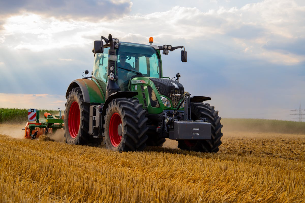 Pneu agrícola para tractor — alta tracção, baixa compactação.